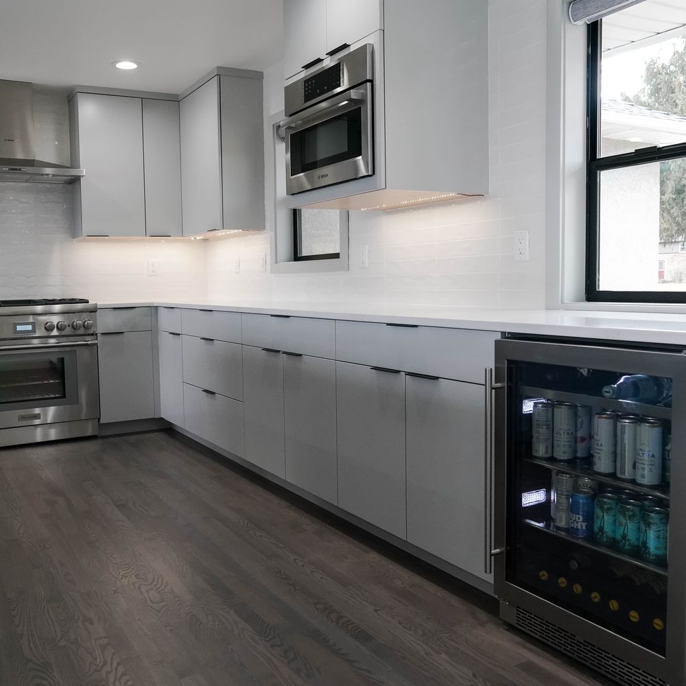 Bosch range and hood on the perimeter run of the grey kitchen